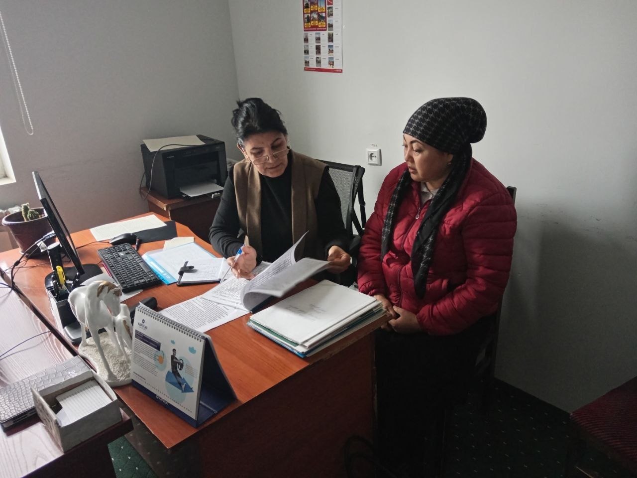 "Kutubxona  me'yoriy hujjatlarini yuritilishi"  mavzusida amaliy yordam ko'rsatildi.