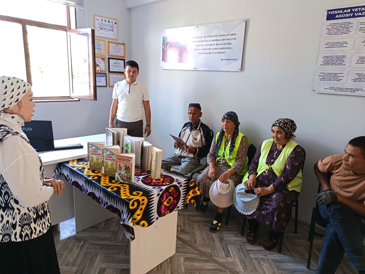 " Xon atlas "  festivali doirasida milliy urf odatlarni aks ettiruvchi "Oʻ zbek udumlari"  kitob targʻibot  boʻlib  oʻtdi.
