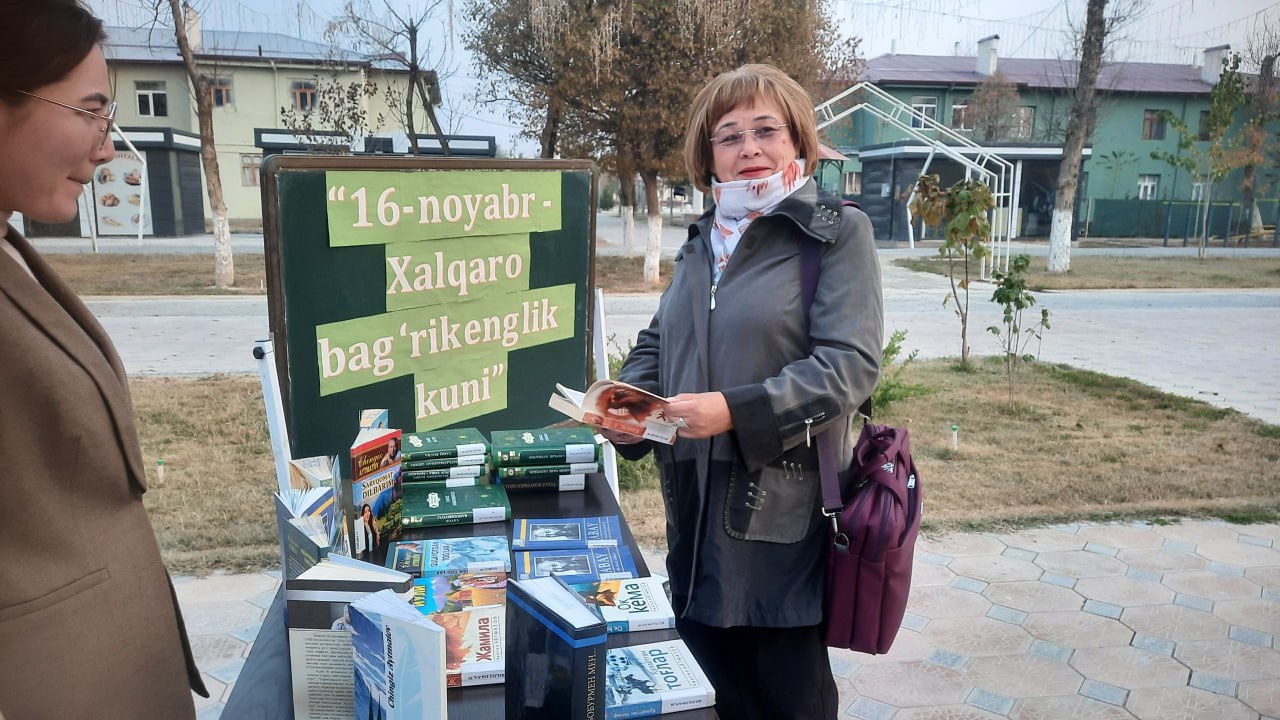 “Yangi O‘zbekiston kitob va kutubxonadan boshlanadi” nomli kitoblar ko‘rgazmasi tashkil etildi.