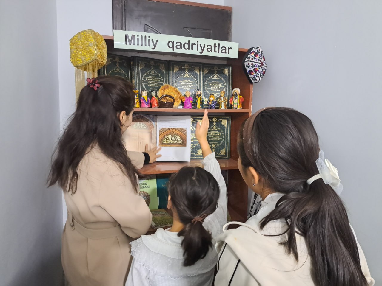 "Milliy qadriyatlar" nomli ko'rgazma tashkil qilindi. Ko'rgazmada milliylikni aks ettirgan kitoblar joy oldi.