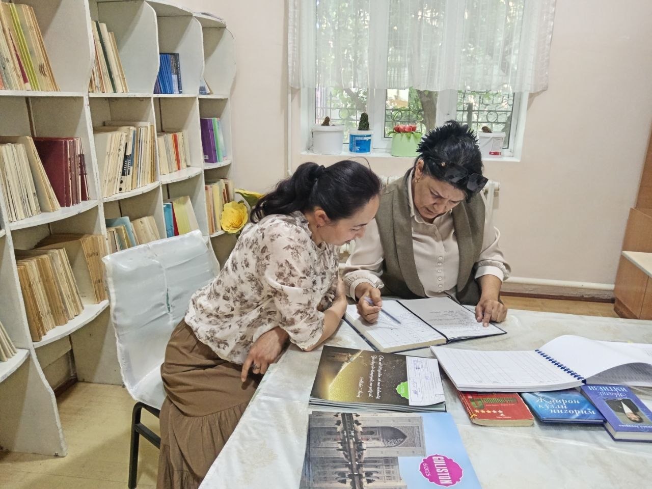 "Kutubxona  me'yoriy hujjatlarini yuritilishi"  mavzusida amaliy yordam ko'rsatildi.