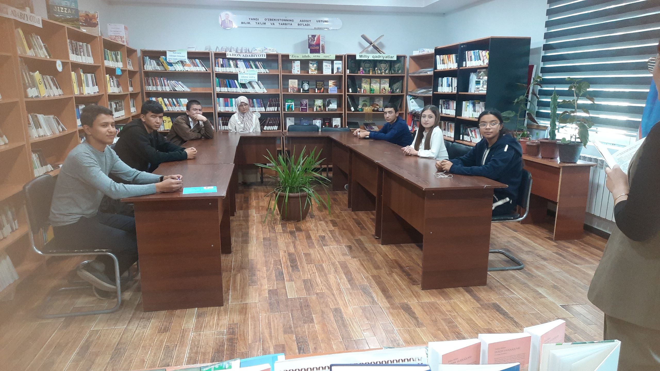 ”Huquqlarimni bilaman- o’zimni himoya qilaman” mavzusida davra suhbat tashkil etildi.