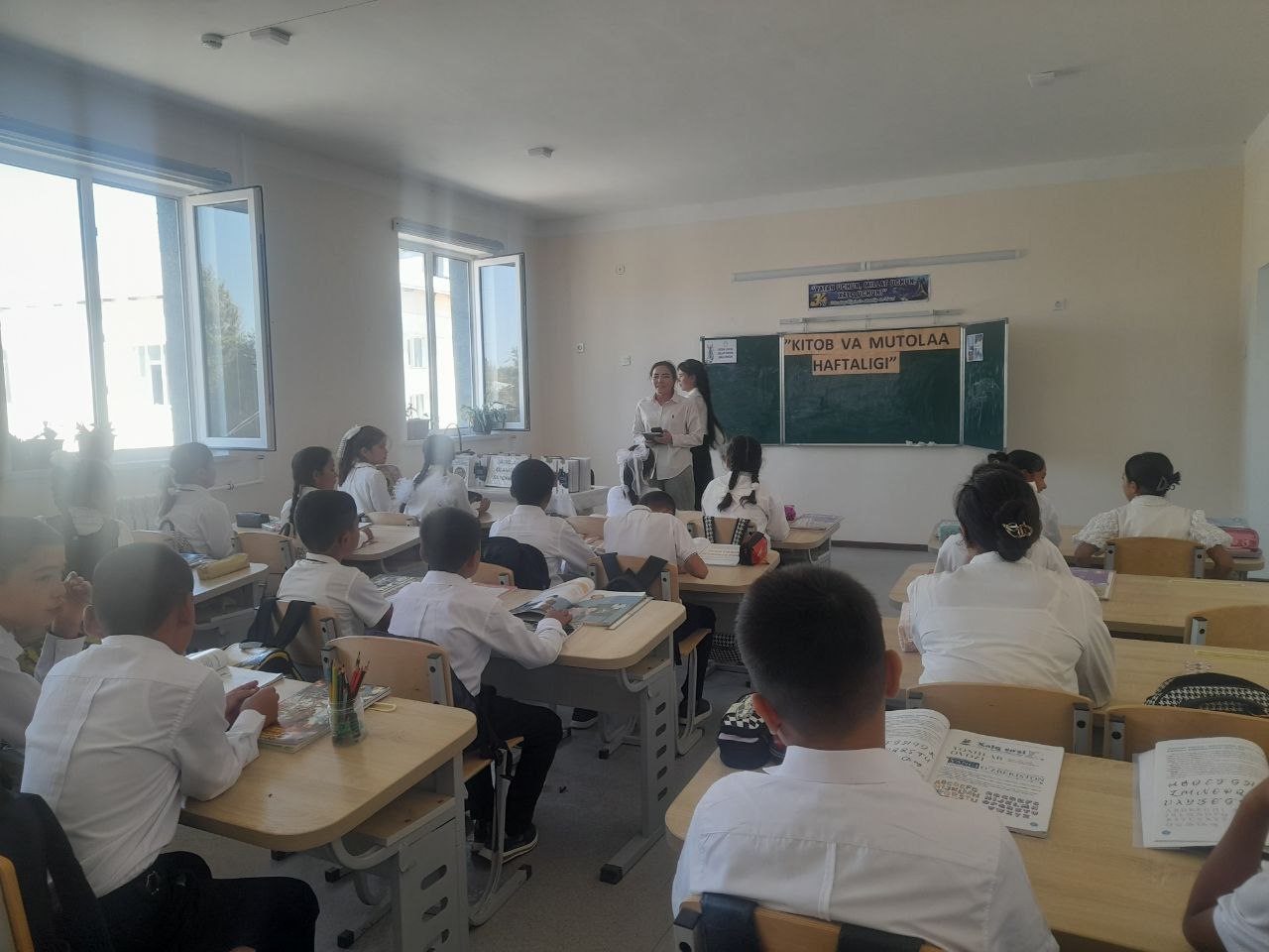 ”Adiblar olamiga sayohat” nomli davra suhbati o’tkazildi.