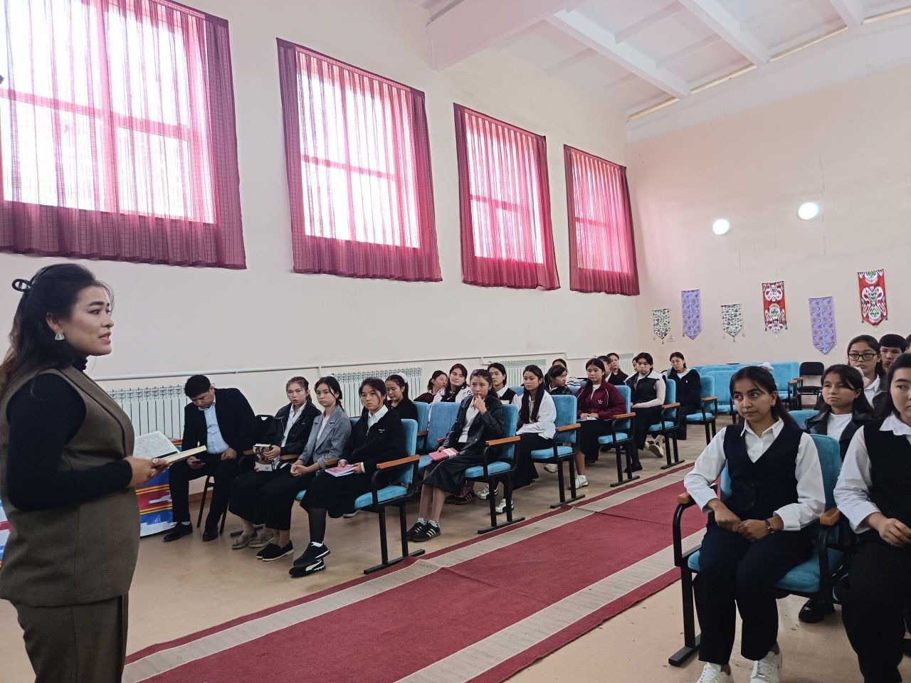 "Qatag'on iztiroblari va tarix haqiqati" mavzusida kitoblar ko'rgazmasi ham tashkil etildi.