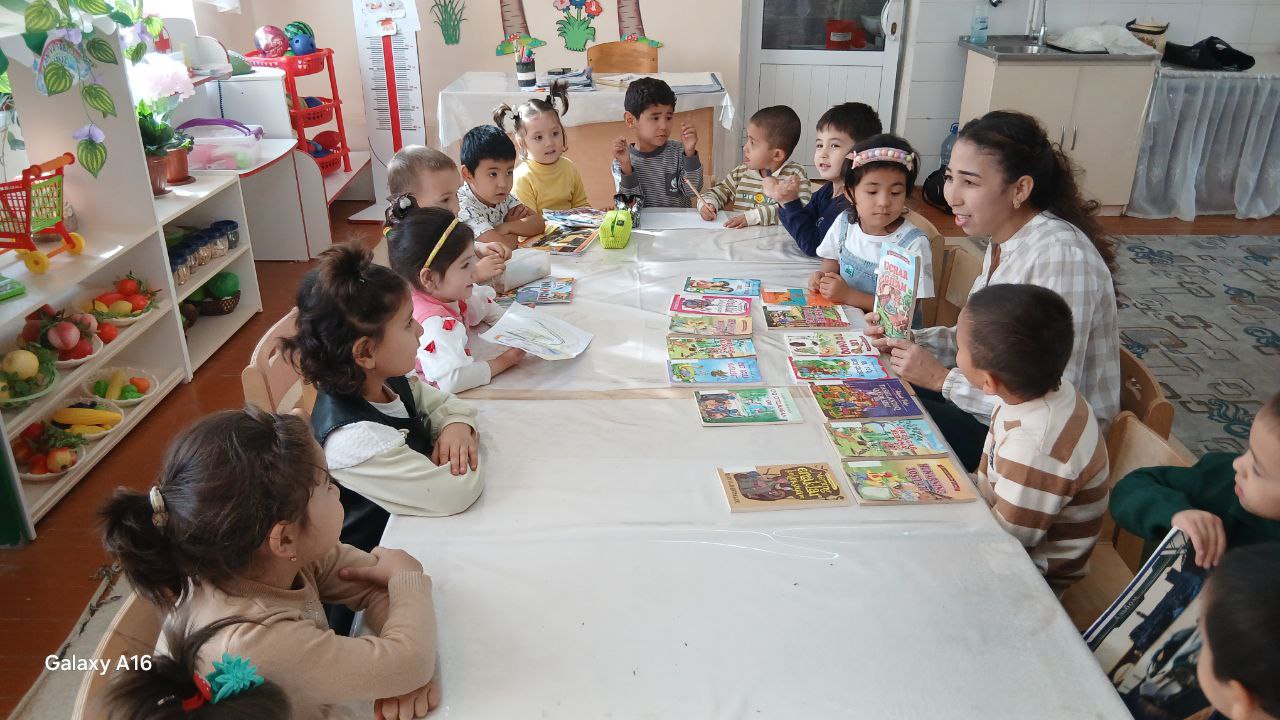 "Do'stlik" MFY hududida joylashgan 10-son DMTT da bo'lib "Uchar gilam" nomli  kitobi bolalarga o'qib berildi.