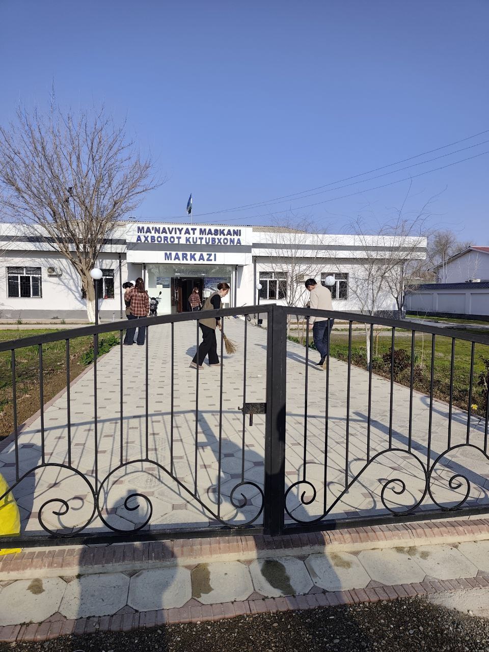 13–14 mart kunlari o‘tkazilayotgan umumxalq xayriya hashari doirasida Paxtakor tumani axborot-kutubxona markazi xodimlari tomonidan hududlarda obodonlashtirish ishlari amalga oshirilmoqda.