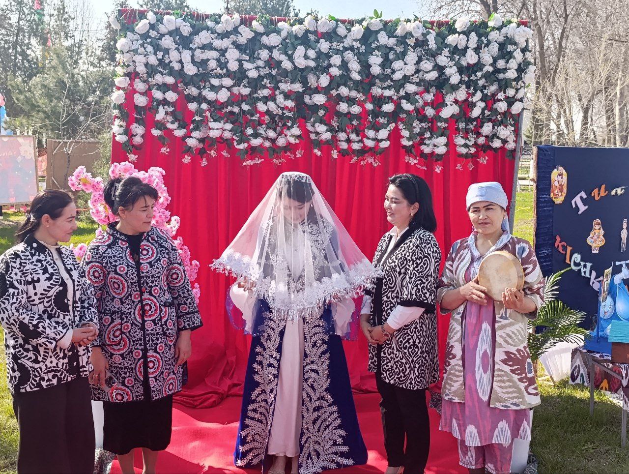 Bugun  17 - mart, bahor fasli haftaning seshanba kuni. Kun davomida kuch-quvvat, soģlik-omonlik tilaymiz. Boshlanhgan yangi kun sermazmun barokatli o`tsin.