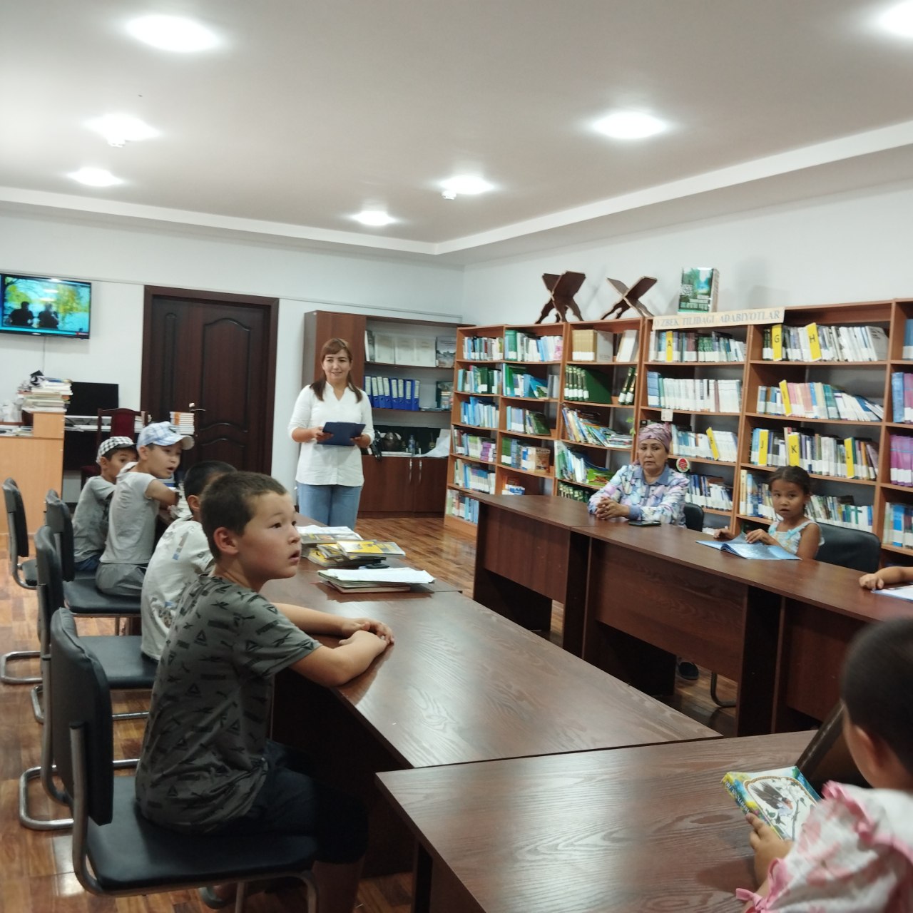 Davra suhbatida kitobxon yoshlarga Erkin Komilov hayoti hamda ijodi haqida maʼlumot berildi.