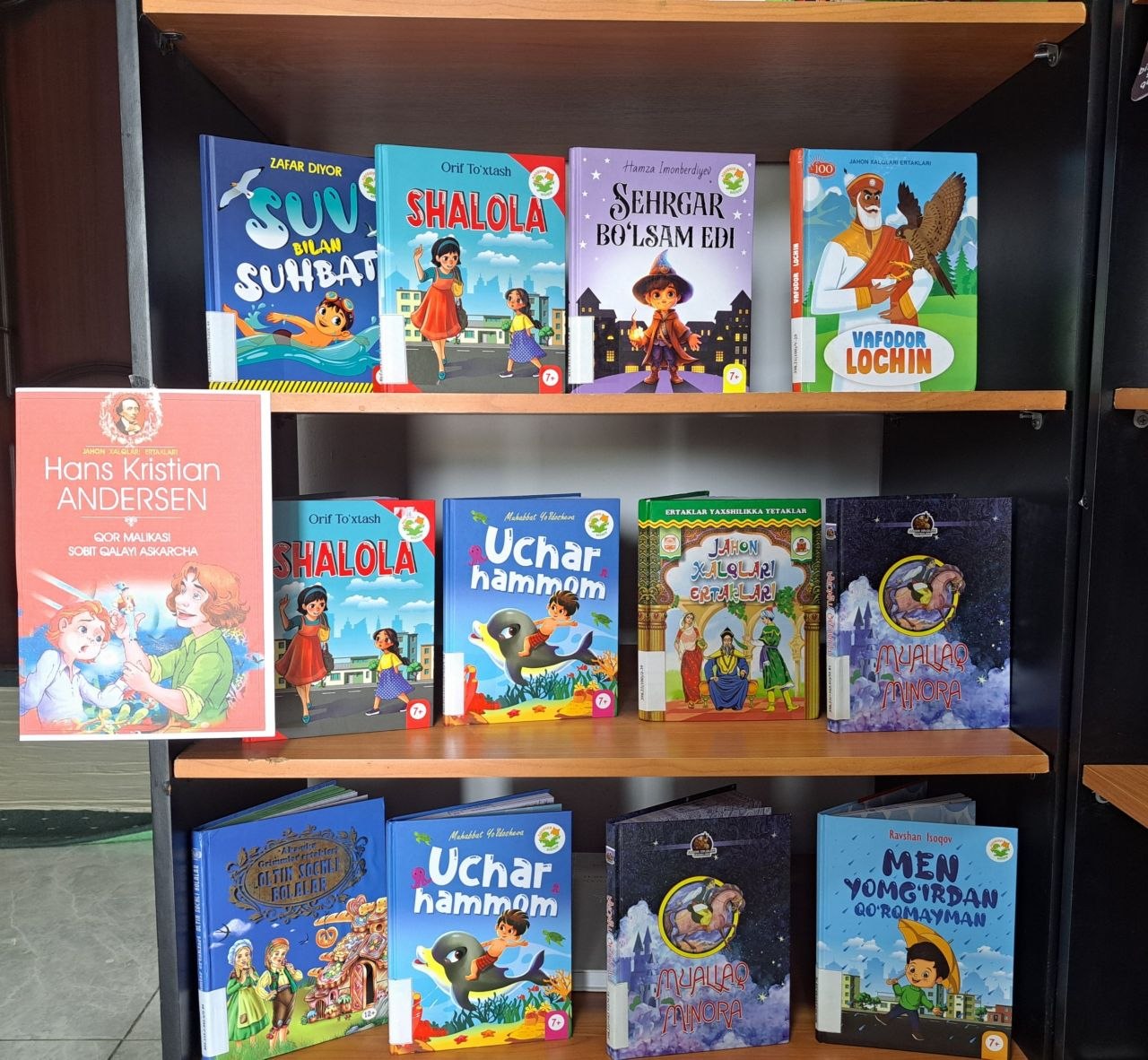 "Bolalikning qo'lidan tutib", "Hiylagar bedana" va boshqa turli xil bolalar uchun ertak kitoblar joy oldi.