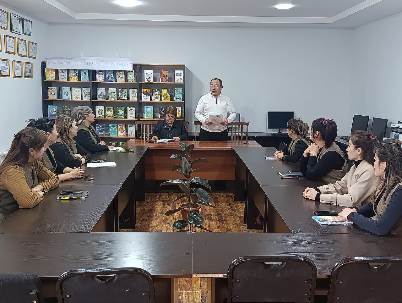 "Siyosiy-ma’rifat" soatini tingladilar. Ma’rifat soatida shu kunning siyosiy, ijtimoiy, ma’rifiy va madaniy xabarlari batafsil yoritilmoqda.