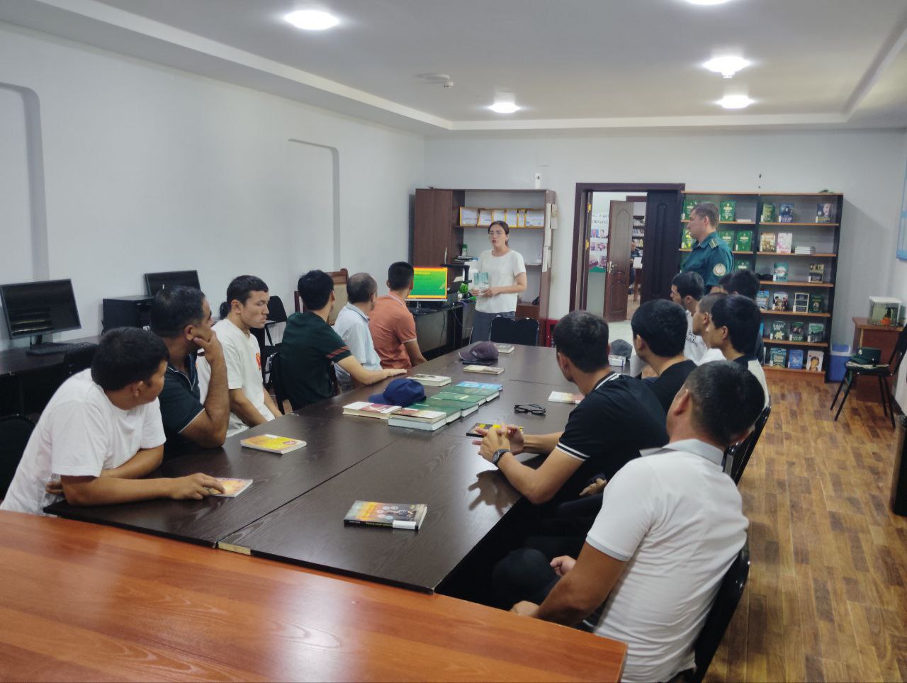 Paxtakor tumani axborot-kutubxona markazi va Paxtakor tuman IIB  hamkorligida Paxtakor tuman IIB probatsiya hisobidagi shaxslarga Mixail Bulgakovning ”Yosh vrach kundaligi” kitobi taqdimoti o’tqazildi.